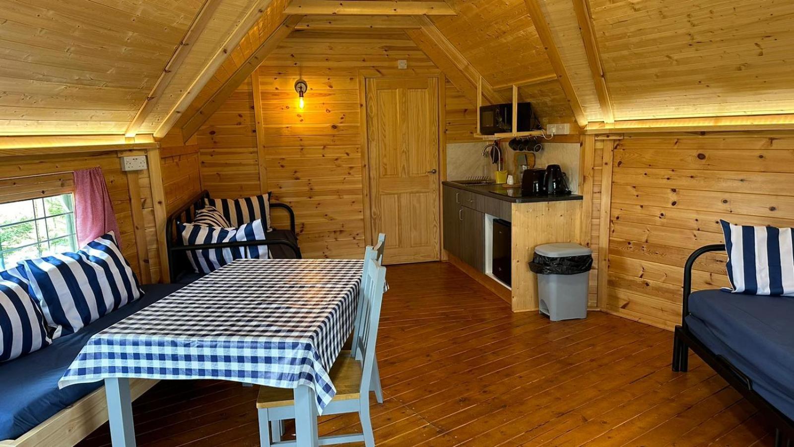 Holly Tree Glamping Cabins ويغيلز وُرث المظهر الخارجي الصورة